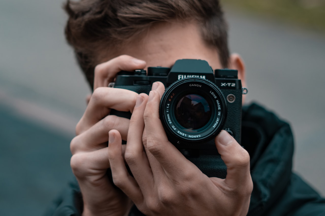 Фотограф с камерой