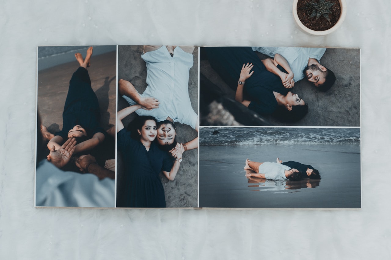 Раскрытая фотокнига на столе