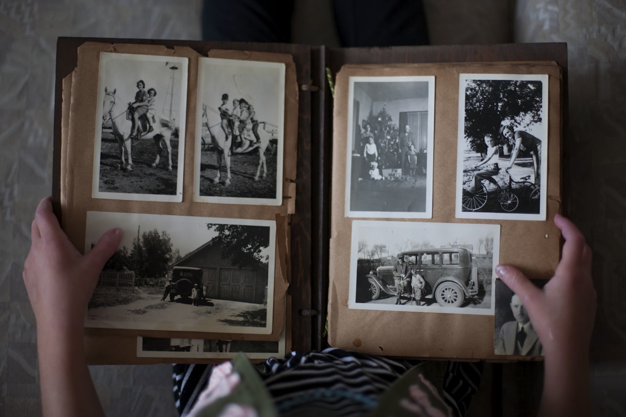 Руки листают фотоальбом